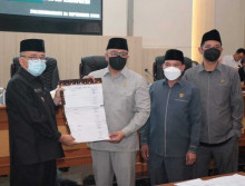 Bupati Sampaikan Pendapat Akhir Dan Nota Pengantar Di Paripurna DPRD Sukabumi
