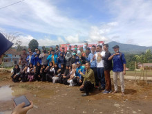 LSM Dampal Jurig Melakukan Aksi Sosial Penanaman Dikaki Gunung Halimun di Hari Pahlawan