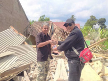 Murni Misi Kemanusiaan LSM Dampal Jurig Beri Bantuan dan Ikut Evakuasi Korban Gempa Di Cianjur