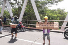 Pengerjaan Jembatan Mojo Jalan Penghubung Solo-Sukoharjo Usai, Tapi Sayang Sisakan Persoalan. Puluhan Pekerja Demo Gaji Belum di Bayar Mandor 