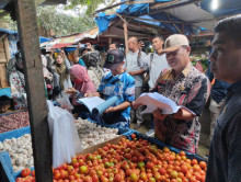 Pastikan Kestabilan Harga Dan Ketersediaan Bahan Pokok Jelang Nataru, Pemkab OKU Timur Sidak Ke Pasar