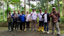 Kades Cihanjawar bersama Kepala Balai Besar Taman Nasional Gunung Gede Pangrango Tinjau Jalan Desa