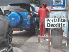 Sebuah Mobil Dinas Pemerintahan di Sragen Tertangkap Kamera Salahi Aturan Isi BBM di SPBU, Terpantau Kedapatan Isi BBM Bersubsidi 