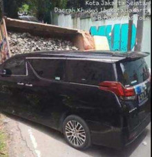 Truk Puing Timpa Alphard hingga Ringsek di Jaksel