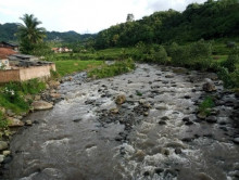 Sangat Menyedihkan Air Sungai Cikaniki Hitam Legam Diduga Akibat Pengolahan Emas Ilegal dari Kampung Ciguha