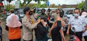 Upaya Putuskan Rantai Penyebaran Covid 19, AKBP Dalizon Bagikan Masker