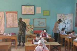 Kapolres dan Dandim Muba Meninjau Pelaksanaan Akhir Ujian Anak Didik Sekolah Secara Tatap Muka