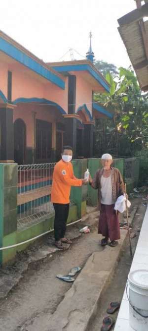 Pelaksanaan Kegiatan Penyemprotan Disinfektant Dan Pembagian Hand Sanitizer Oleh Desa Sukatani Kec. Parakansalak