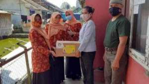 Bagikan Paket Sembako. Ketua DWP Perkim " Kepedulian ini Semoga Bermanfaat"