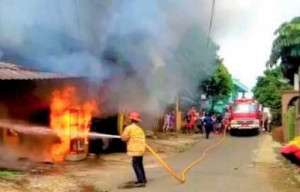 API MENGHANGUSKAN RUMAH DAN BENGKEL DI CIRENGED 