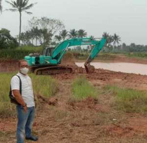 ARMADA PENGANGKUT TANAH BANYAK MELINTAS SIANG HARI DI WILAYAH KEC. KEMIRI