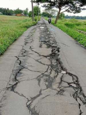 JALAN POROS DESA TALOK SEPANJANG 1900 M MENGALAMI RUSAK PARAH