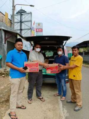 Kepala Desa Sukakersa H.Deden Deni W. Bersama Dewan Yamin Tinjau Longsor Ke Kp. Cisolempat, Evakuasi dan Berikan Bantuan Sembako