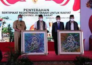 Bupati Kab. Sukabumi H.Marwan Hamami Mendampingi Menteri ATR/BPN Sofyan Djalil dan Menteri Koperasi Dan UKM Teten Masduki Membagikan 100 Sertifikat Dikabupaten Sukabumi