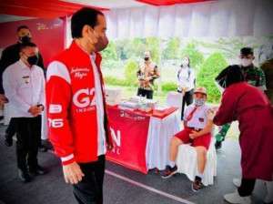 Presiden Jokowi Tinjau Pelaksanaan Vaksinasi di Kota Palu