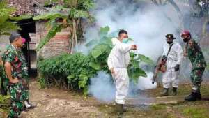 Aksi Cepat Prajurit Puslatpur Marinir 6 Antralina Fogging Rumah Warga Antisipasi DBD