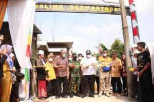 Drs.H.Marwan Hamami, MM Bupati Kab. Sukabumi Meresmikan Jalan Lingkungan DI Kp. Cipancur Desa Padaasih Kec.Cisaat