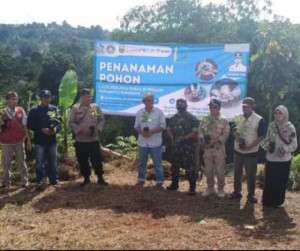 Koordinator FKPLH Kecamatan Kalapanunggal bersama Muspika Kecamatan Lakukan Giat Tanam 1000 Pohon