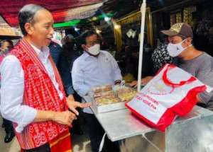 Presiden Jokowi Cek Harga Bahan Pangan di Pasar Kemuning Pontianak