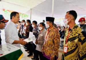 Presiden Serahkan Bantuan Stimulan Rumah Korban Gempa Cianjur