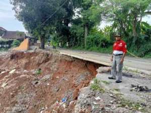 Bung Lutfi Yahya, Ketua PWRI Kab. Sukabumi Soroti Ruas Jalan Pangleseran - Cibatu Yang Terancam Putus, Cek Faktanya..!!