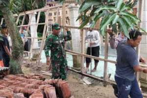 Dampak Hujan Deras, Danramil Sukodono Turun Tangan Bantu Warga Terdampak Longsor 