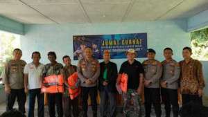 Kegiatan JUMAT CURHAT Kapolres Bersama Kasat Polairud Polres Bangka Barat Bagikan Alat Keselamatan