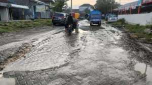 Banyak Adanya Kubangan, Jalan Area Pasar Gubug Grobogan Rusak Parah. Para Pedagang Jadi Mengeluh