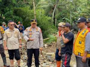 KAPOLRES SUKABUMI MEMINTA AKSES JALAN MASYARAKAT SEGERA DIPERBAIKI.