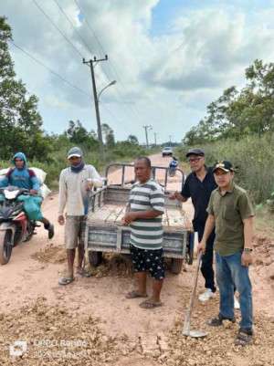 Kades Ujung Tanjung Perbaiki akses Jalan menuju  desa