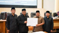Bupati Sukabumi, Marwan Hamami Sampaikan Pendapat Akhir Atas Dua RAPERDA