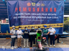 Kanwil Bea dan Cukai Sumbagtim Musnahkan Jutaan Rokok dan Ratusan Liter Minuman Beralkohol Ilegal di Palembang