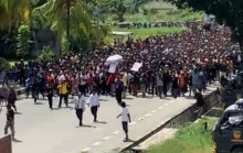 Arak-arakan Jenazah Lukas Enembe di Sentani Ricuh, Massa Bakar Mobil hingga Serang Aparat