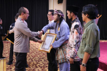 Sultan Iskandar Mahmud Badaruddin Terharu mendapat penghargaan HARKAMTIBNAS yang diserahkan langsung oleh Kapolda Sumses Irjen Pol A.Rahmat Wibowo, S.I.K