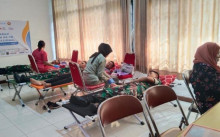 Puluhan Anggota Jajaran Korem 102/Pjg Dukung Aksi Donor Darah PWI Kalteng
