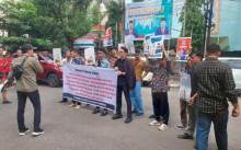 Puluhan Massa P2KP Unjuk Rasa Dikantor Gubernur Sumsel, Minta Batalkan Surat Penunjukan Plh Kadisdik
