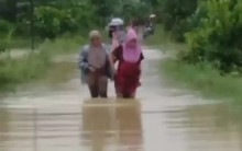 Viral! Seorang Ibu Hamil Berjuang Menerjang Banjir Demi Menyelamatkan Buah Hatinya