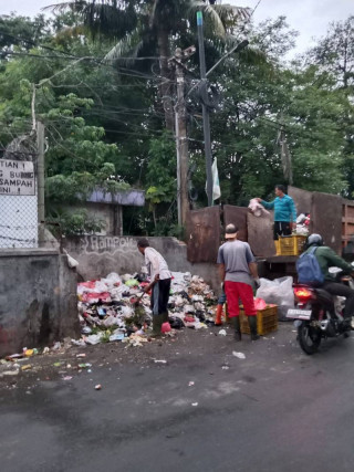 DLH Kota Tangerang pastikan pelayanan penanganan sampah  tetap berjalan selama libur lebaran