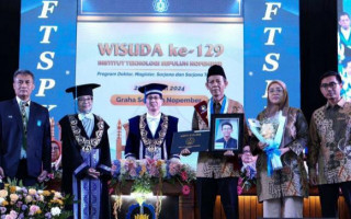 Momen Haru saat sang Ayah Wakili Wisudawan Cum Laude