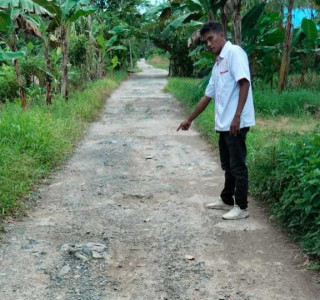 Permohonan Kades Ugun St dan Masyarakat untuk Perbaikan Ruas jalan Desa Naning yang Jalannya Berlobang