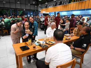 Bersama Mentan dan Menteri PUPR, Jokowi makan Mie Gacoan di NTB