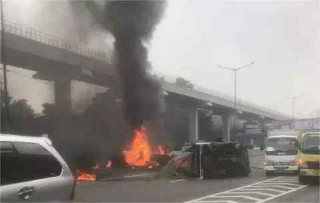 Mobil terbakar dalam kecelakaan di Tol Cikampek km 6