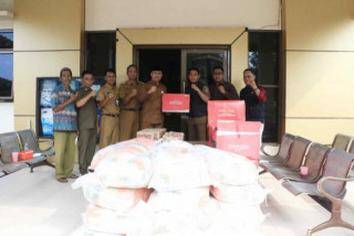 Tinjau Lokasi Banjir, Sekda Kabupaten Serang Nanang Serahkan Bantuan 2,5 Ton Beras