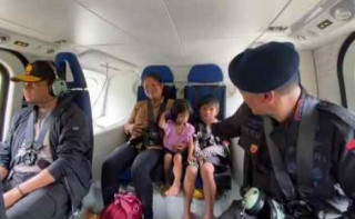 Banjir Luwu, TNI-Polri evakuasi ibu hamil dan balita dengan helikopter dari desa terisolasi