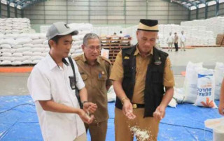 DPKP Kabupaten Tangerang Cek Mutu Beras Bantuan 