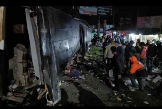 Orangtua korban berkumpul di sekolah, ini kronologi kecelakaan maut bus rombongan SMK Lingga Kencana Depok