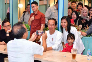 Kagetkan warga, Presiden Jokowi santap nasi goreng dan sapa masyarakat di Kendari