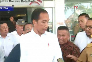 Jokowi nyaris terjatuh saat seorang pria merangsek dalam sesi wawancara