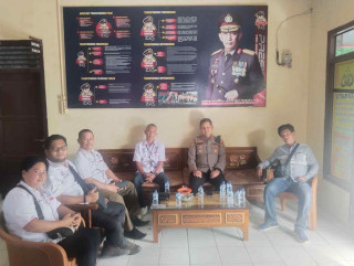 Lima Awak Media yang tergabung dengan IWO Indonesia DPD OKI Bersilaturahmi ke Polsek Cengal 