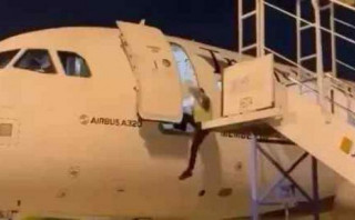 Petugas Bandara Seokarno-Hatta jatuh dari pintu pesawat